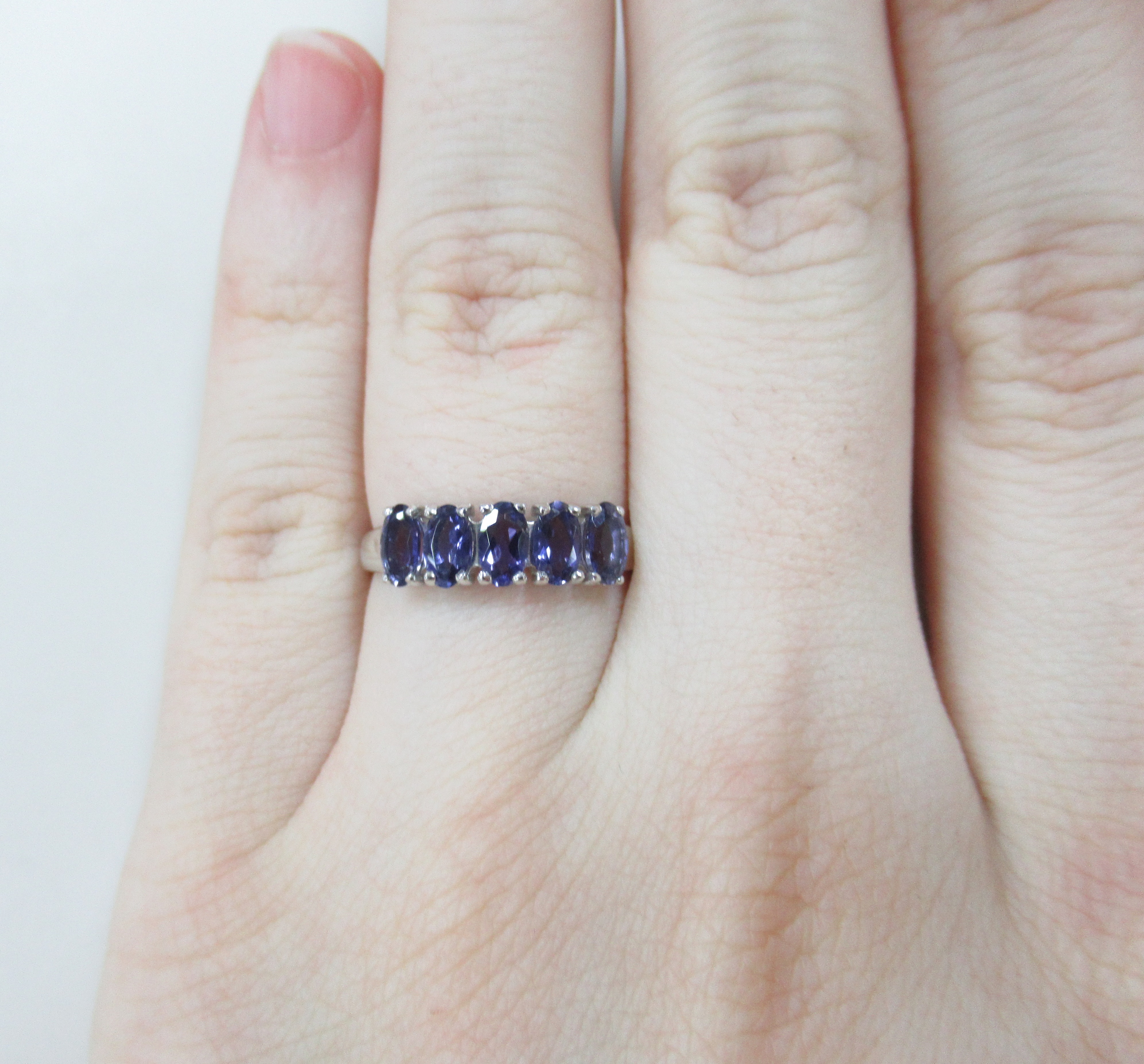 Серебряное кольцо с иолитами